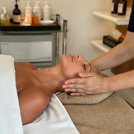 Palanga Life Balance Spa Hotel Kültér fotó A woman receiving a facial massage