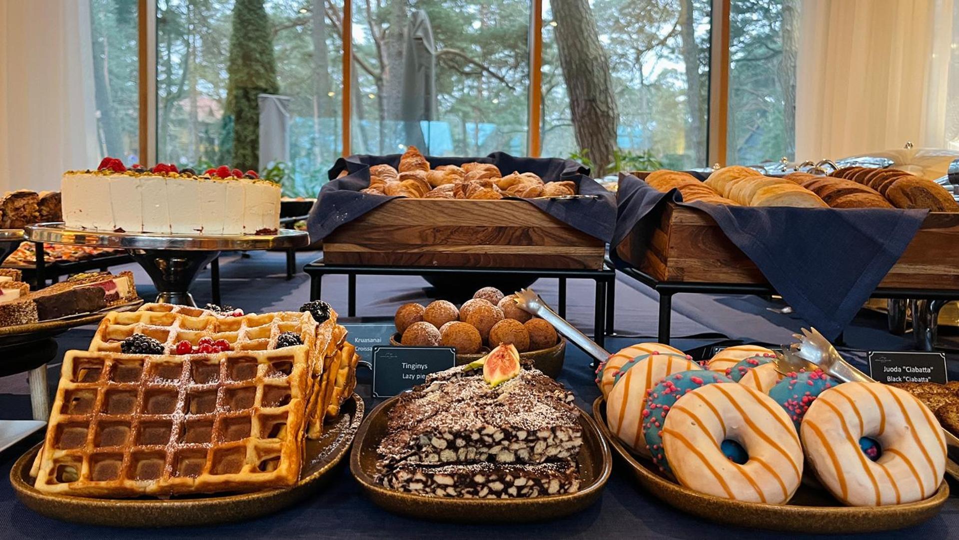 Palanga Life Balance Spa Hotel Kültér fotó A selection of pastries at a buffet