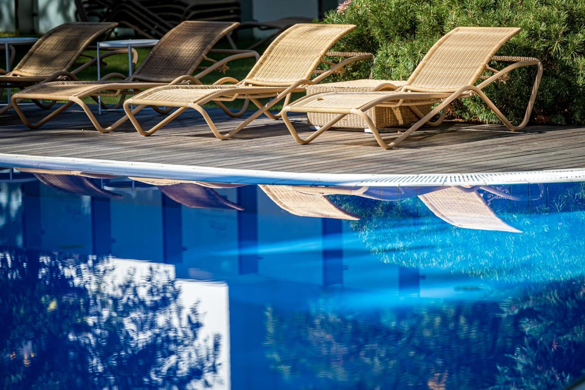 Palanga Life Balance Spa Hotel Kültér fotó Sunloungers at a swimming pool