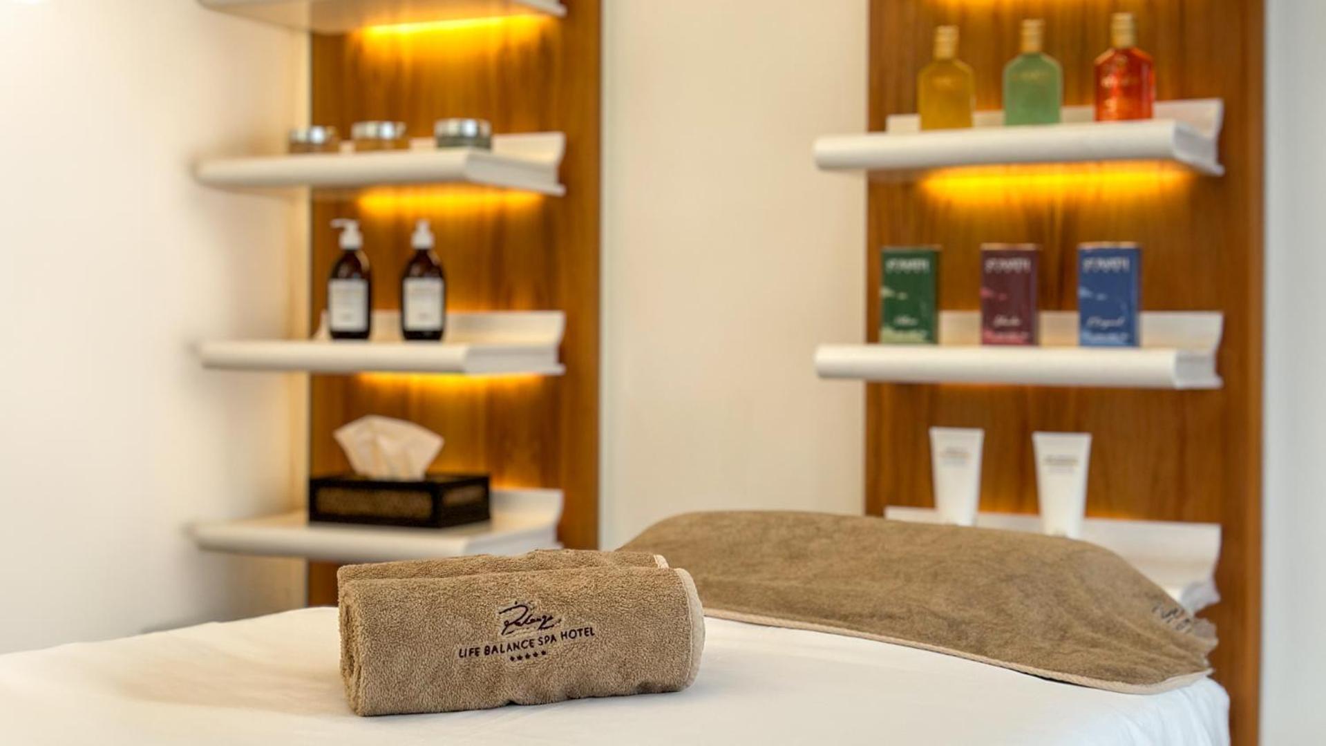 Palanga Life Balance Spa Hotel Kültér fotó Spa at The Park, Hyderabad