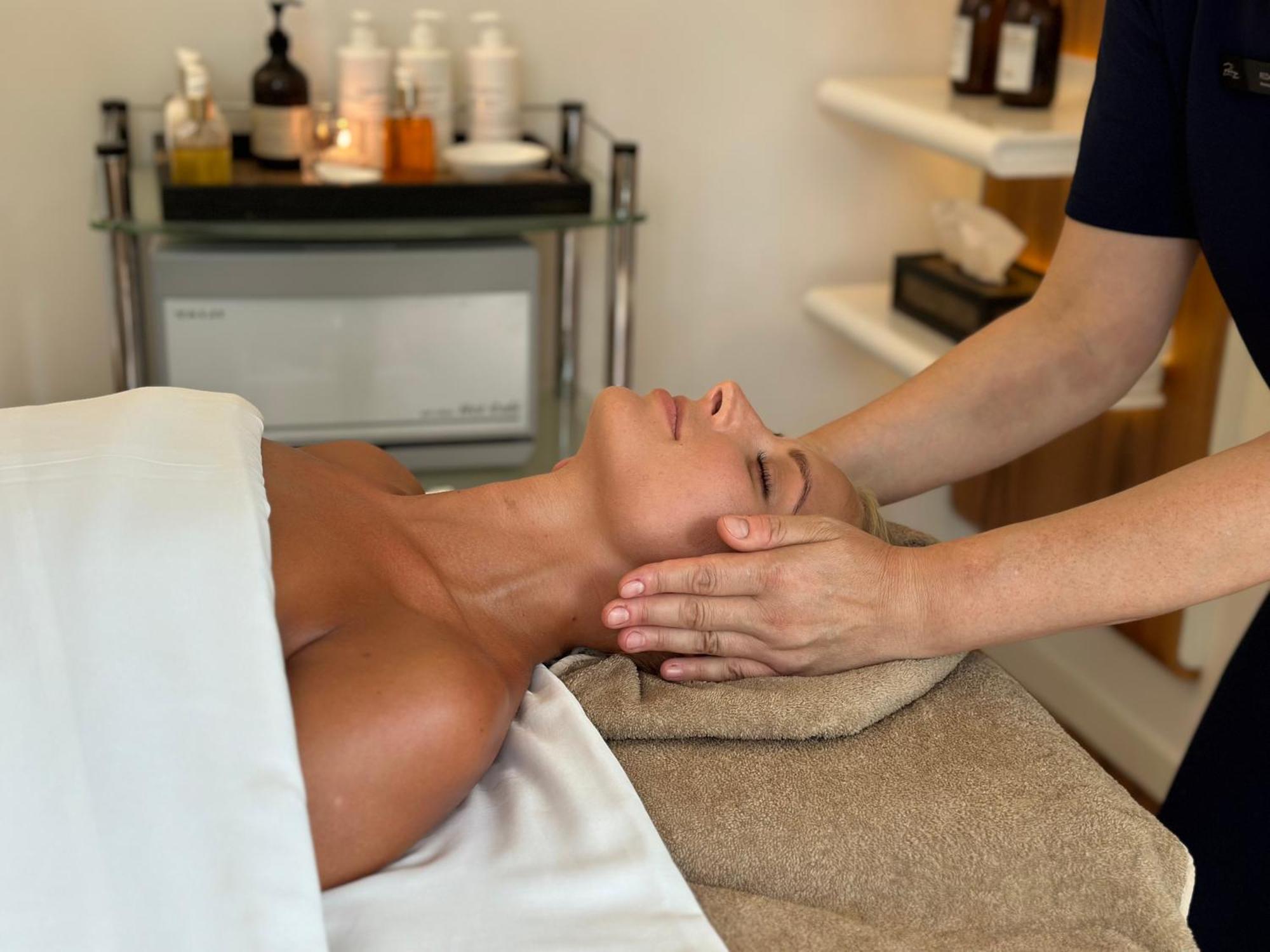 Palanga Life Balance Spa Hotel Kültér fotó A woman receiving a facial massage