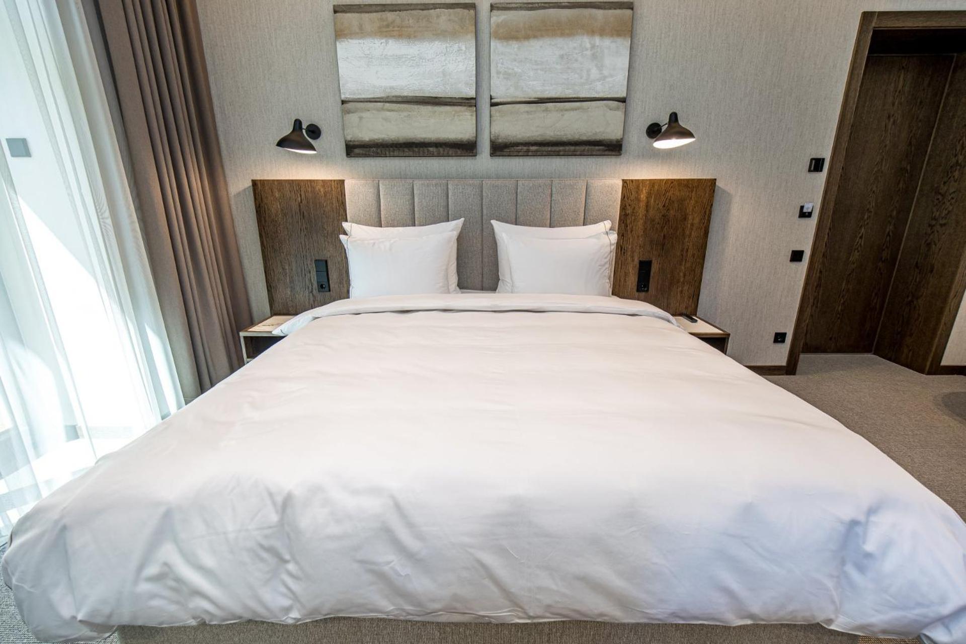 Palanga Life Balance Spa Hotel Szoba fotó A bed with a duvet